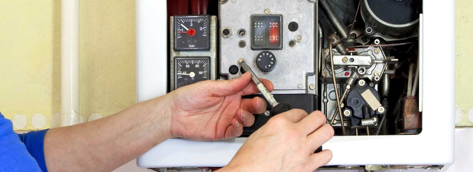 Revizní technik při kontrole plynového kotle